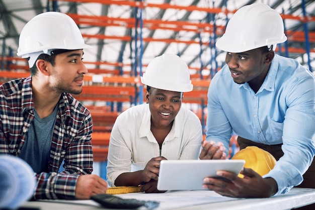 Hier kommt eine weitere hochwertige Designaufnahme einer Gruppe von Bauarbeitern, die sich auf einer Baustelle treffen