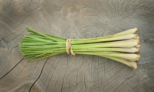 Hierba de limón fresca en textura de madera en concepto de cocina y comida a base de hierbas