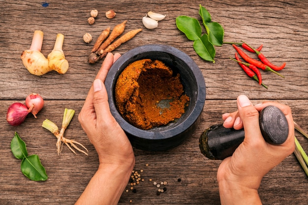 Hierbas aromáticas y especias sobre fondo de madera.