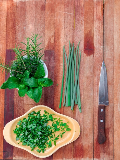 Foto hierbas aromáticas y especias utilizadas en los tés alimenticios con fines medicinales y religiosos.