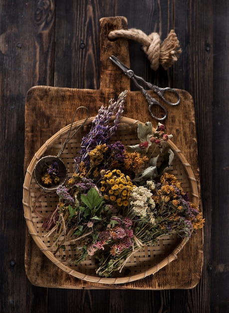 Foto hierbas curativas medicinales y flores para té de hierbas, vista superior. medicina herbaria
