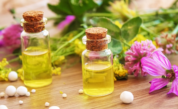 Hierbas medicinales, aceites en frascos pequeños de homeopatía. enfoque selectivo naturaleza