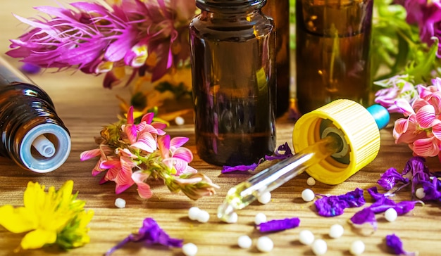 Hierbas medicinales, aceites en frascos pequeños de homeopatía. enfoque selectivo naturaleza