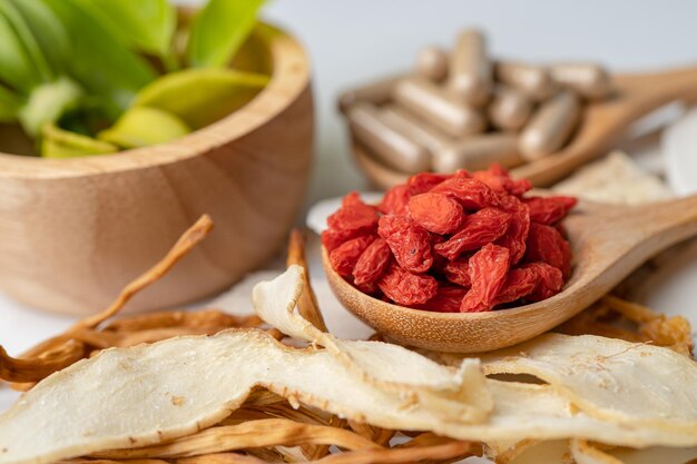 Hierbas medicinales chinas con bayas de goji para una buena salud.