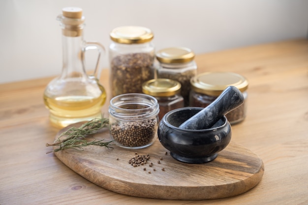 Hierbas medicinales, mortero de hierbas curativas, bolsita y botella de medicamentos en la mesa de madera. Medicina herbaria. Vista superior, endecha plana.