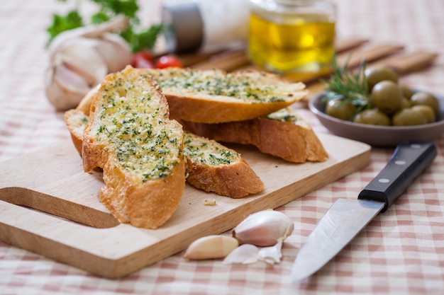 Hierbas y pan de ajo casero