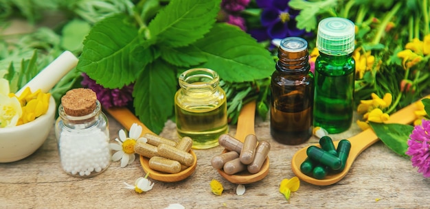 Hierbas y píldoras medicinales de la homeopatía
