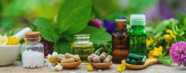 Foto hierbas y píldoras medicinales de la homeopatía