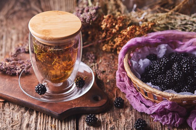 Hierbas, té de flores y moras en madera