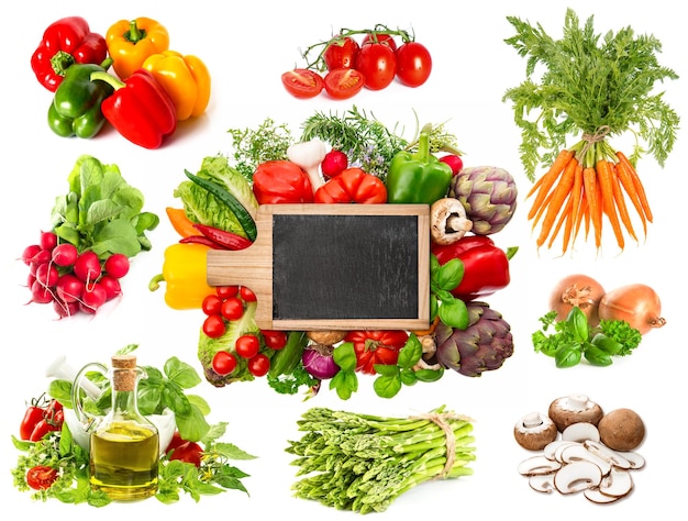 hierbas y verduras frescas con pizarra