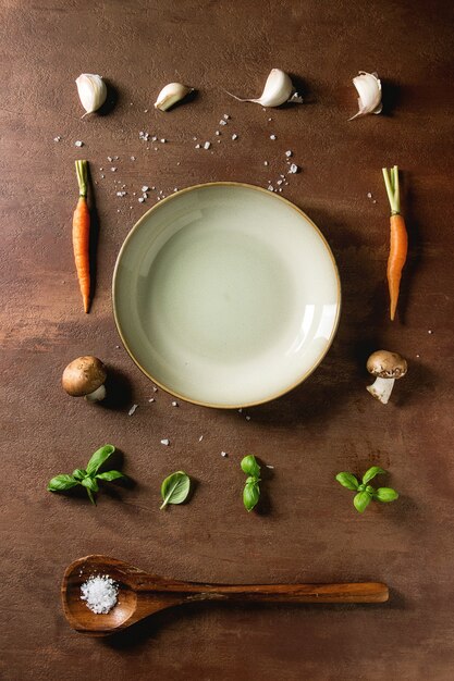 Hierbas y zanahorias de cocina.