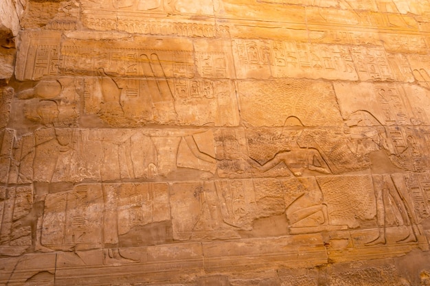 Hieróglifos dentro do Templo de Karnak o grande santuário de Amon Egito