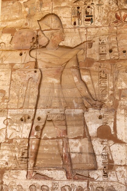 Hieróglifos egípcios em Medinet Habu Temple Luxor Egito