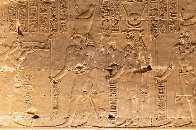 Hieroglyphen an einer Wand des Tempels von Edfu