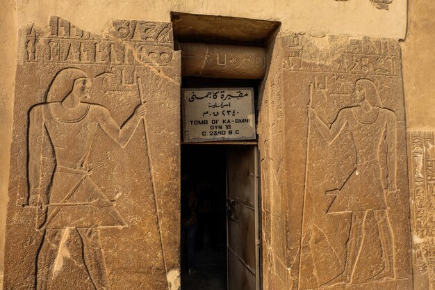 Hieroglyphen und Zeichnungen in der Mastaba von Sakkara in Ägypten