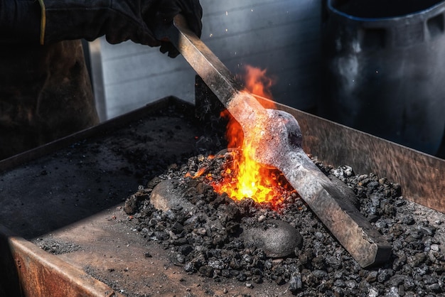 Foto hierro candente en el carbón ardiente