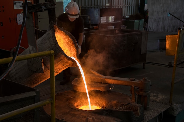 Hierro fundido vierta de cucharón en horno de fusión