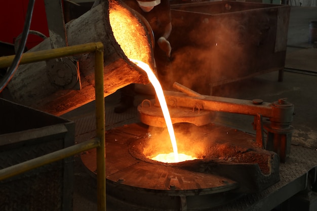 Hierro fundido vierta de cucharón en horno de fusión