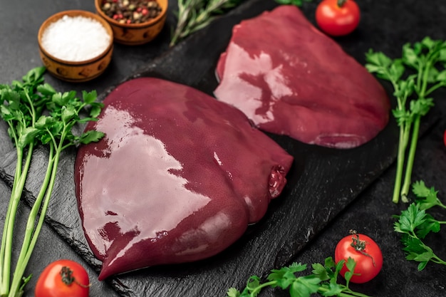 hígado crudo en una mesa de piedra