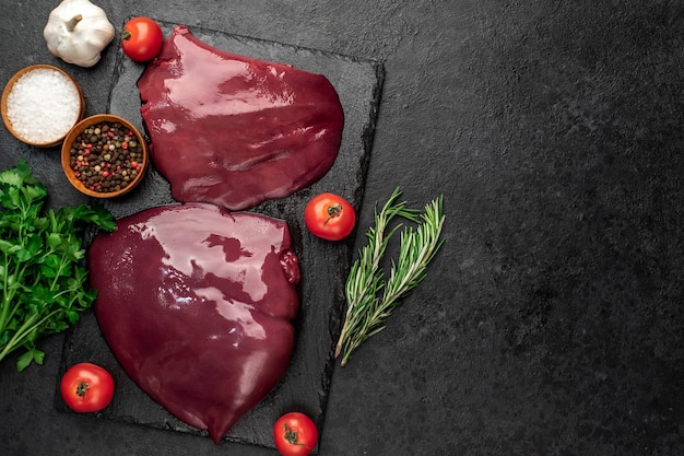 hígado crudo en una mesa de piedra