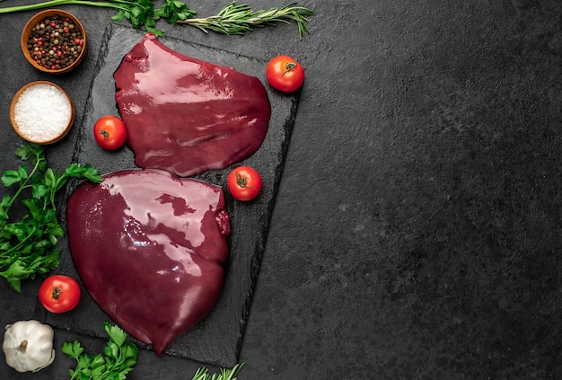 hígado crudo en una mesa de piedra