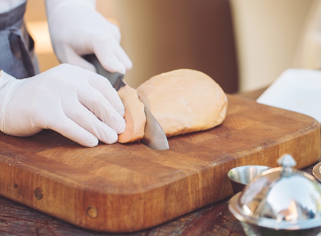 El hígado de ganso sobre una tabla de madera en el restaurante antes de cocinar.