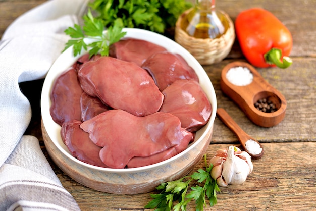 Hígado de pavo crudo fresco de la materia orgánica en un viejo fondo de madera.