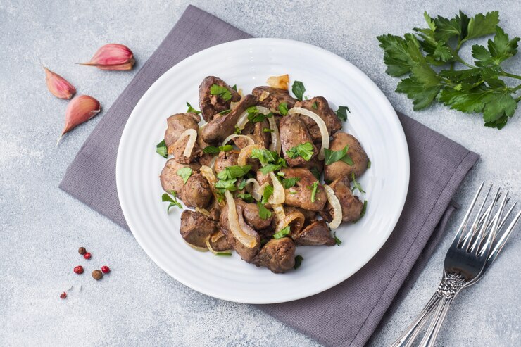 Hígado de pollo al horno con cebolla en un plato