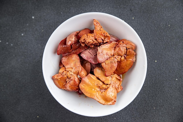 hígado de pollo hervido listo para comer carne de despojos de pollo comida saludable merienda en la mesa