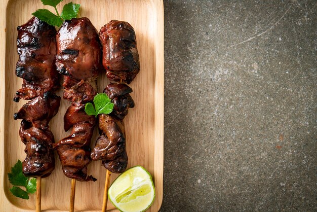 hígado de pollo a la parrilla con hierbas y especias en un plato