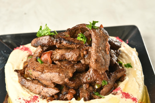 hígado de res, servido seco o con curry en un tazón, karahi o plato