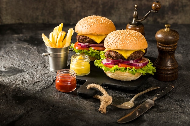 Foto high angle beef burger mit pommes und sauce