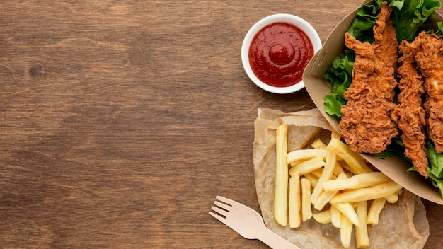 High angle brathähnchen und pommes mit kopierraum