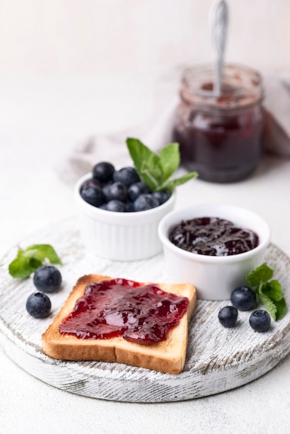 High Angle Brot mit Blaubeermarmelade