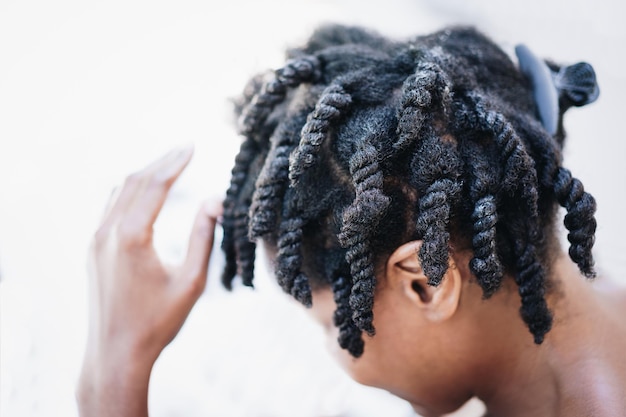 High-Angle-Close-Up von Jungen dreadlocks gegen weißen Hintergrund