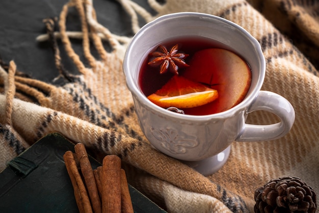 High Angle Cup mit Glühwein und Gewürzen