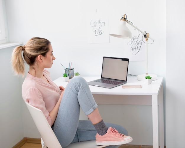 Foto high angle frau am schreibtisch arbeiten