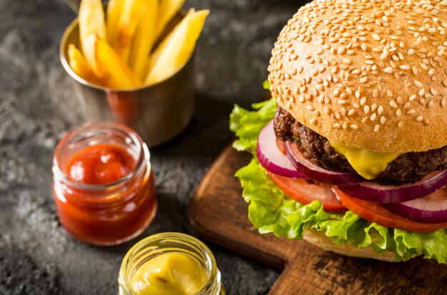 High Angle Fresh Burger mit Pommes und Saucen