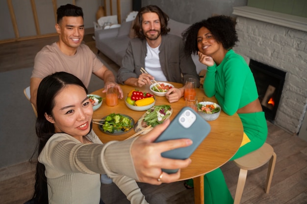 High Angle Freunde nehmen Selfie