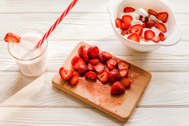 Foto high angle joghurt mit erdbeeren