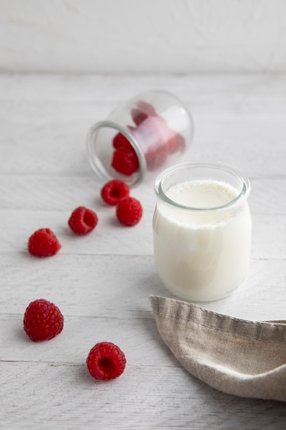 High Angle Joghurt und Himbeeren