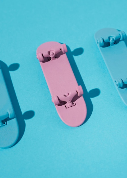 High Angle Skateboards auf blauem Hintergrund