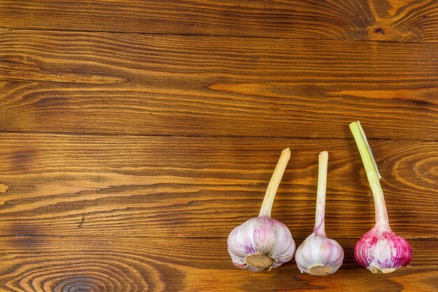 High Angle Still Life Blick auf Knoblauch auf rustikalem Holztisch.