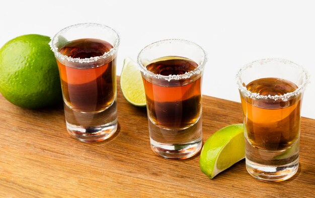 Foto high angle tequila shots mit limettenscheiben