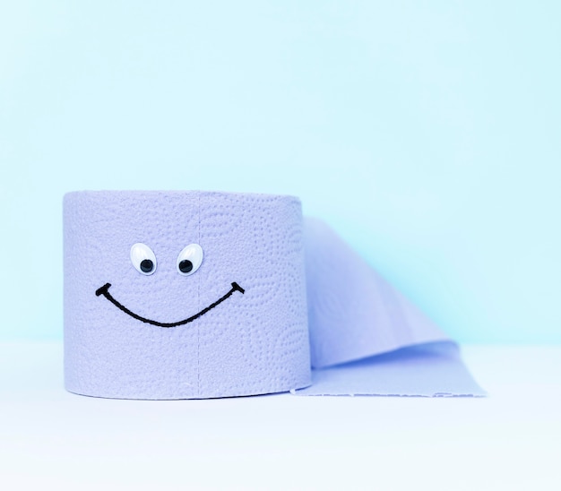 Foto high angle toilettenpapierrolle mit augen und smiley