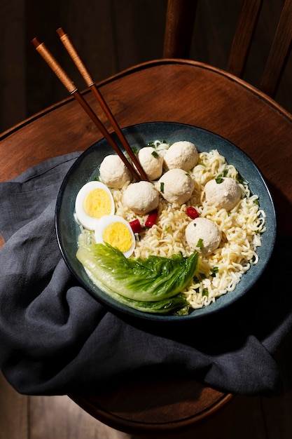 Foto high angle zusammensetzung von köstlichen indonesischen bakso