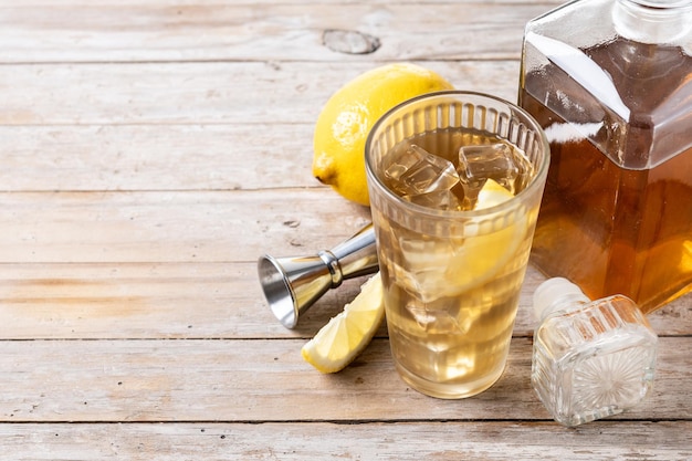 Highball Whiskey mit Soda und Zitronengetränk auf einem Holztisch