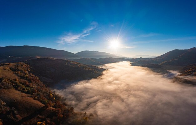 Highland coberto com floresta verde e nevoeiro no canyon