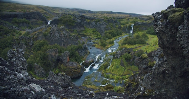 Highland of Islândia Gjain bela cachoeira no vale de Pjorsardalur Canyon