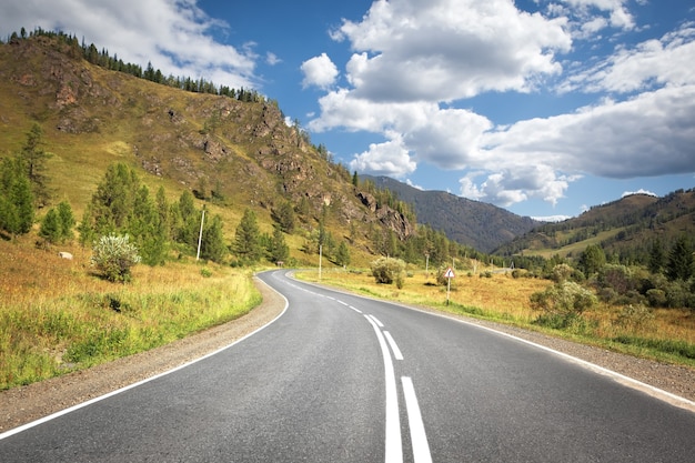 Highland Road Autobahn in den Bergen